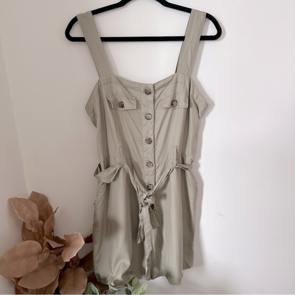 Japna women’s olive green sleeveless short romper size large with button detail